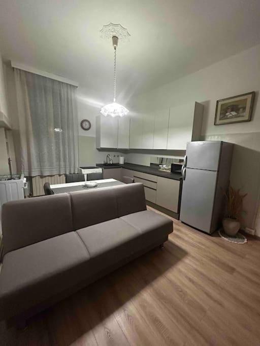 Mirella Apt, 2min Train Station Apartment